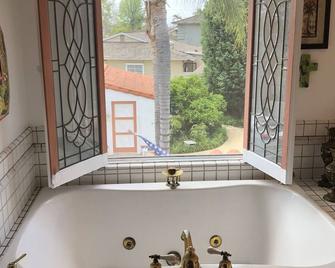 Beautiful studio with nice jacuzzi and steam bath in the shower - Downey
