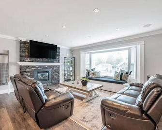 Cozy home in Brookswood - Langley - Living room