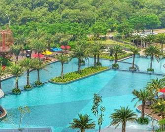 Apatel Gold Coast - Jacarta - Piscina