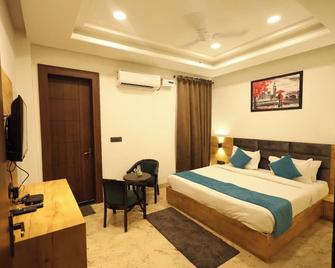 Radha Bihari Nikunj Inn & Restaurant - Vrindavan - Schlafzimmer