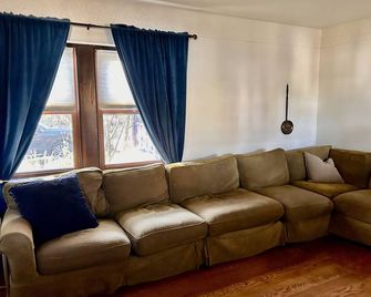 Comfy Tudor in suburban setting, 5mi from Center City Philadelphia. Coffee bar! - Drexel Hill - Living room