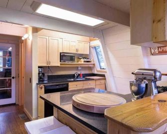 Zephyr by Avantstay Stylish Modified A Frame w/ Access To Tahoe Donner - Truckee - Keuken