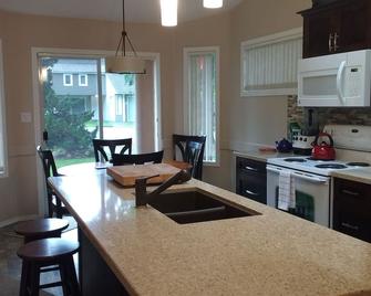 Rathtrevor Beach Condo - Parksville - Kitchen