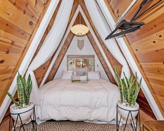 Acute A-frame Cabin w WiFi, close drive to lake! - Sugarloaf - Bedroom