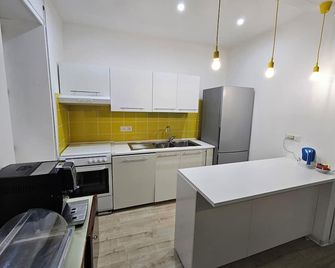 B&B Via Nazionale - מילאצו - מטבח