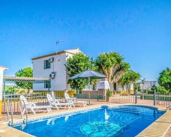 Stunning home in Posadas with 5 Bedrooms, Private swimming pool and Outdoor swimming pool - Posadas - Piscina