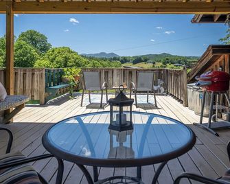 Cozy Country Loft Cottage in the NC Mountains. No added fees. - Leicester - Balcony