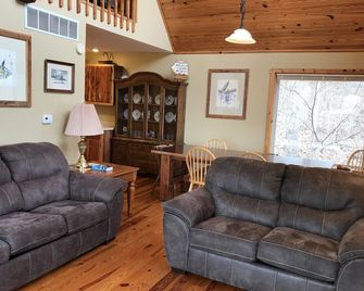 Incredible River Scenes From The Plush And Comfortable Loft Bedroom - Cannelton - Living room