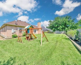 Luxury Home with Gourmet Kitchen - 3 Miles to A&M, Sleeps 14 - College Station