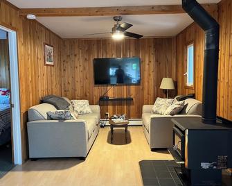 One Island Lake Camp - Thunder Bay - Living room