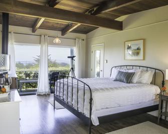 Inn at Schoolhouse Creek - Little River - Bedroom
