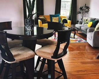 Charming 2-bedroom pet-friendly duplex in fabulous Newburgh with Hot Tub - Newburgh - Dining room