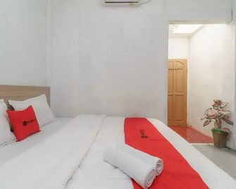 RedDoorz Syariah near Paradiso Beach Sabang - Sabang - Bedroom