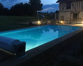 Welcome to Gite Du Beau Ciel - Miélan - Piscina