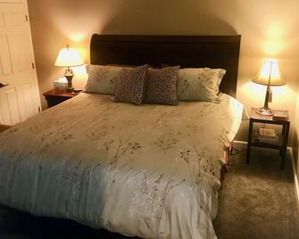 Denver Blue Bear Den: Private 3 Bedroom Dtc Apartment & New Cedar Spa Room! - Denver - Bedroom