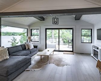 Stunning 5 + Bed, 3 Bath Cottage on the South End of Lake Muskoka! All Day Sun! - Gravenhurst - Living room