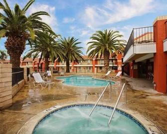 Days Inn by Wyndham Hemet - Hemet - Zwembad