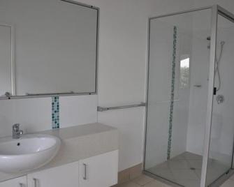 Csalt Home - Rainbow Beach - Bathroom