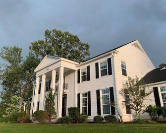 Local landmark 4-bedroom estate with WiFi, AC on large farm in Forest, MS - Forest - Building