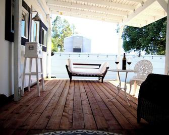 Romantic Hidden Tiny Home, 1 mile from the Sacramento river - Corning - Balcony