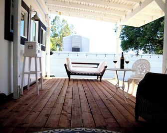 Romantic Hidden Tiny Home, 1 mile from the Sacramento river - Corning - Balkon