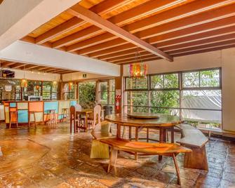 Unique and magical house w/social area with private BBQ & surrounded by nature - 蒙特沃德 - 客廳