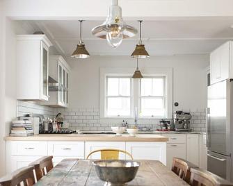 A roomy remodeled retreat close to MassMoCA - North Adams - Kitchen