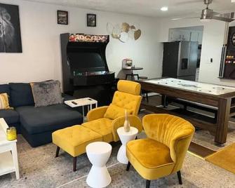 Heart Of Atlanta! - Clarkston - Living room