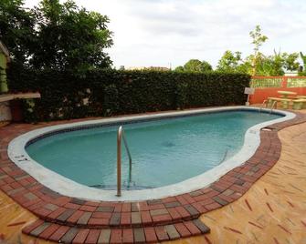 Tropical Court Hotel - Montego Bay - Pool