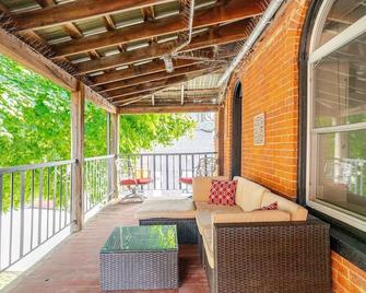 Wind Rose 30 · Work & Stay Near Dining, Trails, & Downtown Charm - Belleville - Balcony