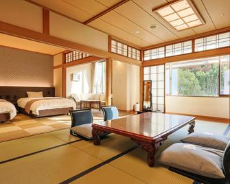 دوجو أونسين هوتل تسوباكيكان - ماتسوياما - غرفة نوم