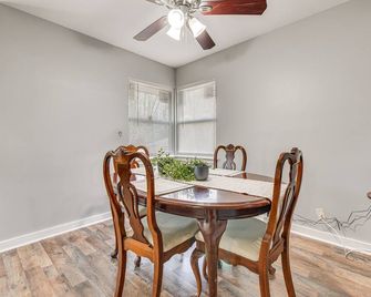 Updated Charlotte Home w/ Yard ~ 3 Mi to Uptown! - Charlotte - Comedor