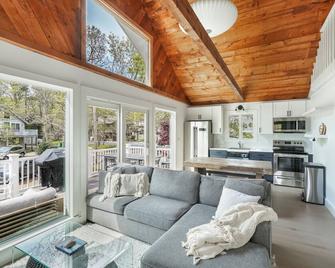 Family Friendly 5 Bedroom, Walk to Town, Beach & Ferry - Vineyard Haven - Wohnzimmer