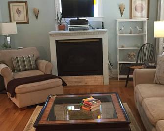 Leslie's Retreat: Spacious Home Ideally Located To Everything - Salem - Living room