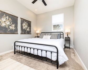 New! Modern country living, 4br - Montrose - Bedroom