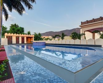 Treebo Premium Royal Amar With Mountain View and Swimming Pool - Pushkar - Πισίνα