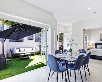Park Avenue 1BR Hideaway | Close to Shops - Brisbane - Dining room