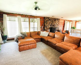 Countryside Two House Retreat - Hot Tubs & Games - Oroville - Sala de estar