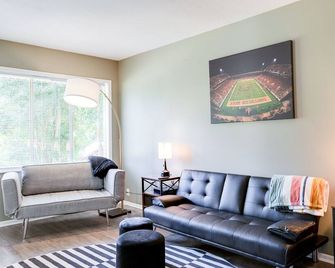 Simply Southern - 3 bd 1.5 ba - Close to USM - Hattiesburg - Living room
