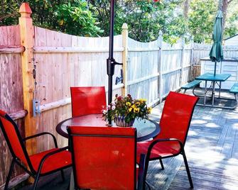 Cozy studio only 3/10 of a mile from Nantucket Sound, Free WIFI - Dennis Port - Patio