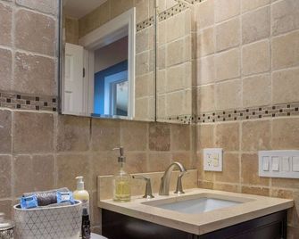 3-Story Townhome Free Parking Private Patio Washer-Dryer - Chicago