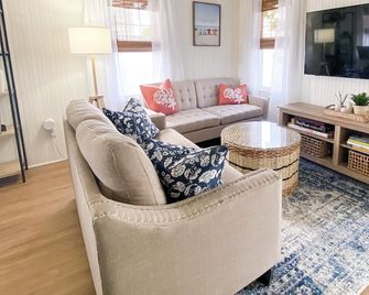 Beachside Twinhome: 2 Private Sides + Sunroom Escape for Friends & Family - Clinton - Living room