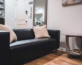 Downtown Studio, Skyline View, Walk to Attractions - Atlanta - Living room