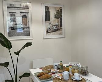 La Maison Appartement - a 200m dal Porto - Civitavecchia - Dining room