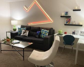 Beautiful 2-Bedroom Lodging With Awesome Amenities - St Joseph - Living room
