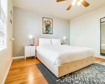Serene San Jose 3BR w/ Parking, nr Museum, Bars & Shops, by Blueground - Campbell - Bedroom