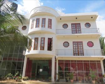 Thampa Hotel - Vavuniya - Edificio