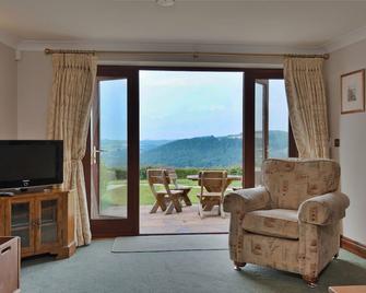 Green Acres Cottages - Par - Living room