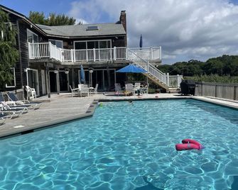 Spacious Retreat--Water Views, Pool, Tennis, Pickleball, 9 min to beach & town - Westhampton - Piscina