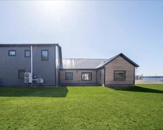Brudenell Riverview Estate-luxury modern retreat in hi-end neighborhood - Montague - Edificio